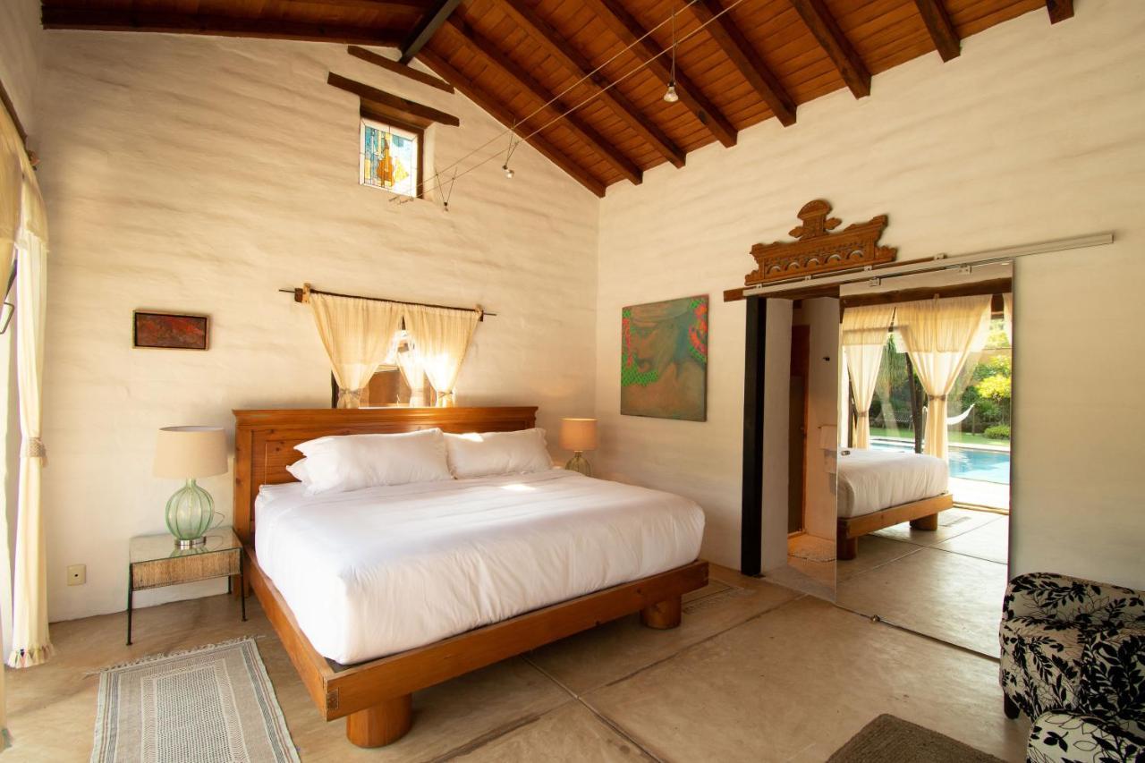 Habitación con cama extragrande y vistas a la montaña