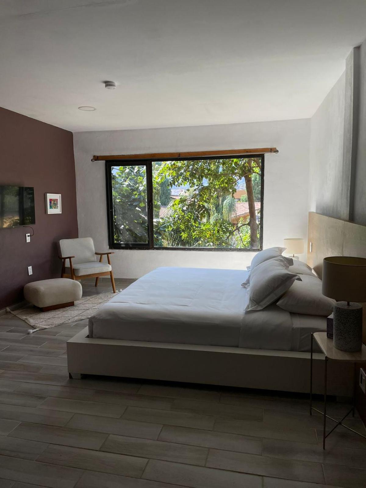 Habitación con cama extragrande y vistas al jardín